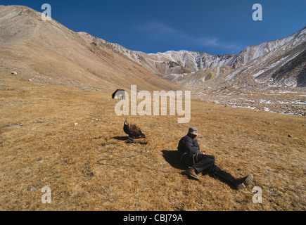 Eagle kazakhs chasseur et son aigle doré dans la région de l'Altaï à l'ouest de la Mongolie du Bayan-Ölgii Banque D'Images