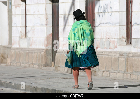 Femme indienne en vêtements traditionnels portant chapeau melon et de jupe, Uyuni, Altiplano, Bolivie Banque D'Images