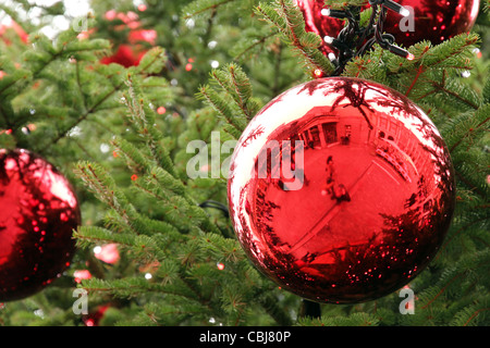 Arbre de Noël bauble reflétant le marché de Covent Garden London Banque D'Images