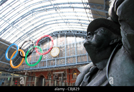 Statue de Sir John Betjeman et anneaux olympiques dans la gare de St Pancras Kings Cross Londres Banque D'Images