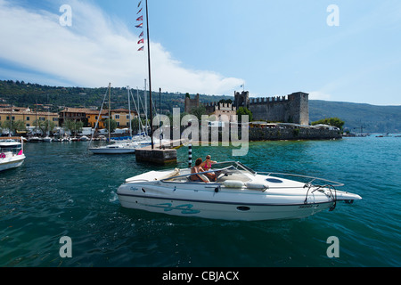 Couple en voile, Port, Château Scaliger, Torri del Benaco, Lac de Garde, Vénétie, Italie Banque D'Images