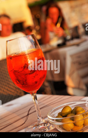 Couple, Aperol Sprizz, Torri del Benaco, Lac de Garde, Vénétie, Italie Banque D'Images