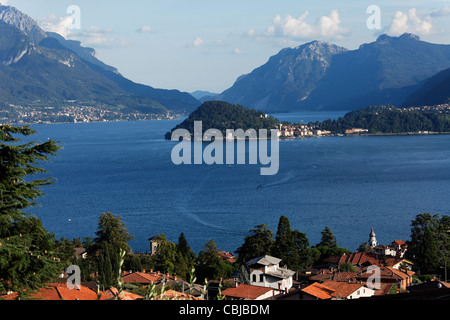 Menaggio, vue sur Bellagio, Lac de Côme, Lombardie, Italie Banque D'Images