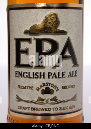 Près de l'étiquette sur une bouteille de l'EPA (English Pale Ale), une bouteille de bière britannique Banque D'Images