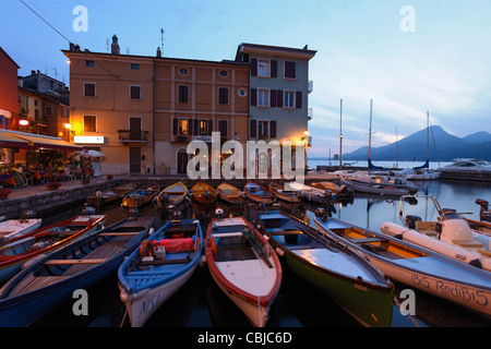 Bateaux, Port, Castelletto di Brenzone, Lac de Garde, Vénétie, Italie Banque D'Images