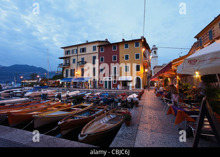 Bateaux, Port, Castelletto di Brenzone, Lac de Garde, Vénétie, Italie Banque D'Images