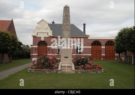 Mémorial de la Première Guerre mondiale avec la Mairie derrière, à Flesquieres, Somme, France. Banque D'Images