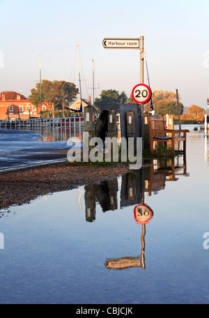 Réflexions à marée haute par le quai à Blakeney, Norfolk, Angleterre, Royaume-Uni. Banque D'Images