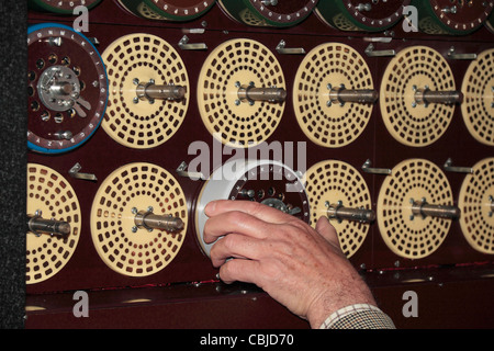 Close up de la réplique de la bombe la machine à casser le code de Bletchley Park Bletchley Park, Bletchley. Le Buckinghamshire, Royaume-Uni. Banque D'Images