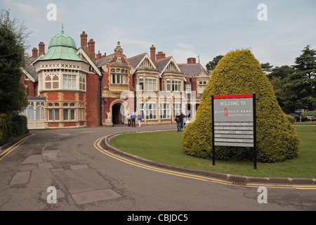 Panneau de bienvenue devant le manoir de Bletchley Park, National codes Centre, Bletchley. Buckinghamshire, Royaume-Uni. (Août 2010) Banque D'Images