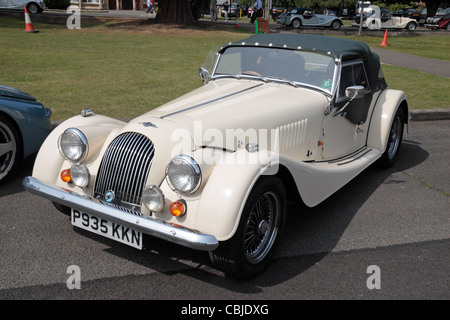 Une voiture de sport blanc Morgan (1996-1997) sur l'affichage à Bletchley Park, Bletchley. Le Buckinghamshire, Royaume-Uni. Banque D'Images