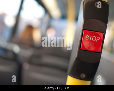 Les transports publics, bus stop bouton rouge Banque D'Images