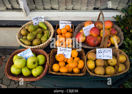 Fruits frais pour la vente hors magasin boutique sur high street, dans Kington Herefordshire Angleterre UK Banque D'Images