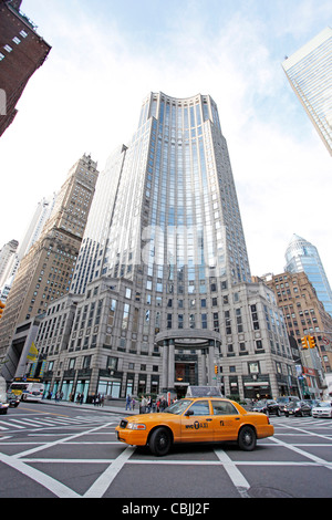 New York taxi jaune en face de grands immeubles de bureaux et des gratte-ciel, scène de rue à New York, États-Unis d'Amérique Banque D'Images