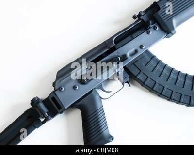 Les AK-47 avec un magazine et un rond 30 stock de pliage. Banque D'Images