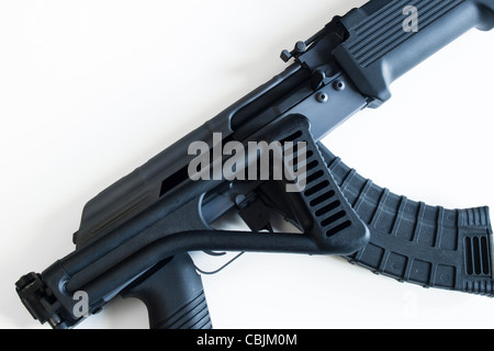 Les AK-47 avec un magazine et un rond 30 stock de pliage. Banque D'Images