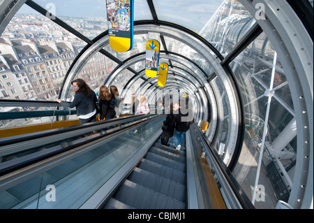 L'escalator du Centre Georges Pompidou à Paris, France. Banque D'Images
