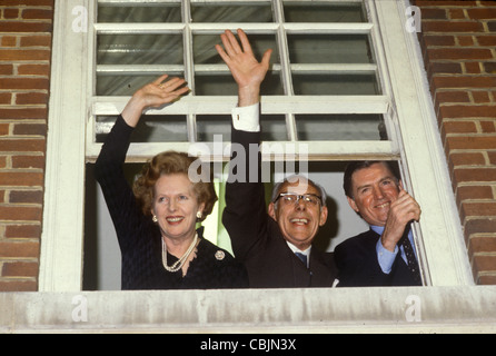 Mme Maggie Margaret Thatcher, Denis Thatcher, Cecil Parkinson au bureau central conservateur 32 Smith Square (CCO) maintenant appelé le quartier général de campagne conservateur (CCHQ), célébration après la victoire aux élections générales de 1983. Londres, Royaume-Uni. Angleterre des années 1980. HOMER SYKES Banque D'Images