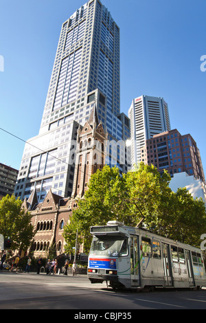 Les transports publics et privés à Melbourne Australie rues ensoleillées de l'architecture sur les voitures de taxi routes rues Banque D'Images