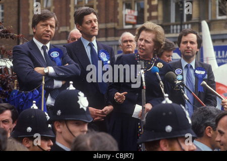 Mme Margaret Thatcher élection générale 1983 West Midlands. Faire un discours, des dépressions politiques avec un groupe de candidats parlementaires conservateurs hommes locaux années 1980 Royaume-Uni . HOMER SYKES Banque D'Images