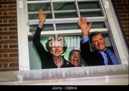 Mme Margaret Thatcher, Denis Thatcher, Cecil Parkinson au bureau central conservateur 32 Smith Square (CCO) maintenant appelé le quartier général de campagne conservateur (CCHQ), célébration après la victoire aux élections générales de 1983. Londres Royaume-Uni années 1980 Angleterre. HOMER SYKES Banque D'Images