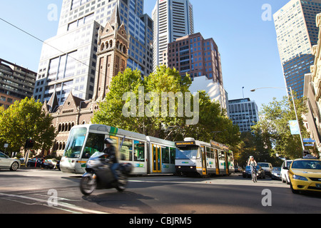 Les transports publics et privés à Melbourne Australie rues ensoleillées de l'architecture sur les voitures de taxi routes rues Banque D'Images