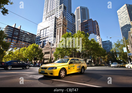 Les transports publics et privés à Melbourne Australie rues ensoleillées de l'architecture sur les voitures de taxi routes rues Banque D'Images