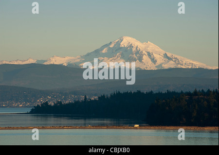 Sur une belle journée claire, dans le Pacifique Nord-Ouest, Mt. Baker domine le paysage avec la ville de Bellingham, Washington. Banque D'Images