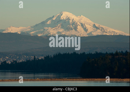 Sur une belle journée claire, dans le Pacifique Nord-Ouest, Mt. Baker domine le paysage avec la ville de Bellingham, Washington. Banque D'Images