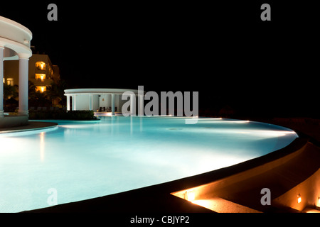 Vue de la nuit de l'Iberostar Suites de luxe, piscine tout-compris, Montego Bay, Jamaïque Banque D'Images