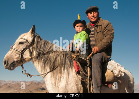 Père et fils kazakh à cheval en Mongolie dans l'Ouest Bayan-Ölgii Banque D'Images