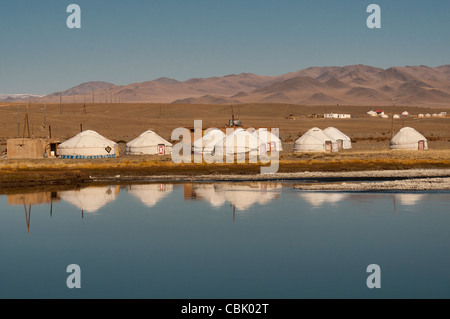 Yourtes nomades traditionnelles (Gers) le long de la rivière près de Sagsai Bayan-Ölgii dans l'ouest de la Mongolie Banque D'Images