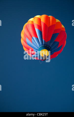 Vol en ballon à air chaud, ciel bleu clair Banque D'Images