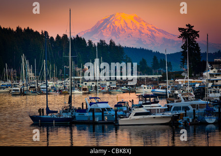 Soirée au port de Gig Harbor, WA. Le Mont Rainier se dessinent dans l'arrière-plan. Banque D'Images