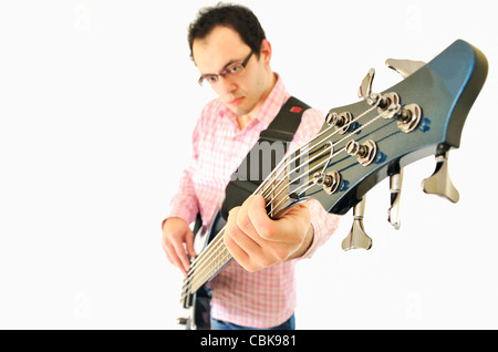 Garçon avec la guitare basse et un ampli Banque D'Images