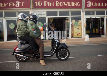 Deux Mods s'asseoir sur une Vespa dans Shankin sur l'île de Wight à côté d'arcade. Banque D'Images