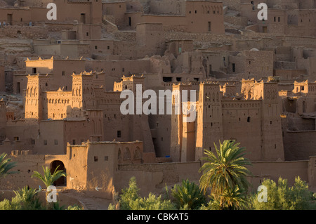 Coucher du soleil lumière attraper kasbahs fortifiées dans le village fortifié (KSAR) d'Ait Benhaddou, Maroc Banque D'Images