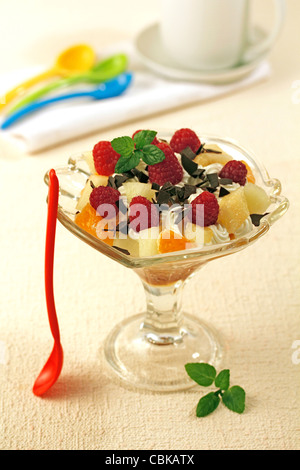 Muffin avec du yogourt et des fruits. Recette disponible. Banque D'Images