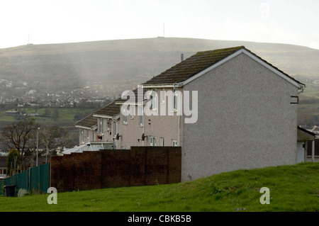 Maisons sur l'ensemble immobilier Gurnos dans Merthyr Tydfil au coeur de la Galles du sud des vallées. Banque D'Images