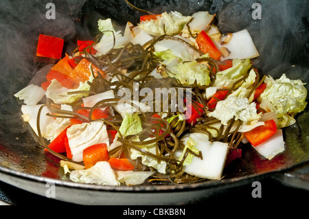 Les légumes dans un wok chinois Banque D'Images