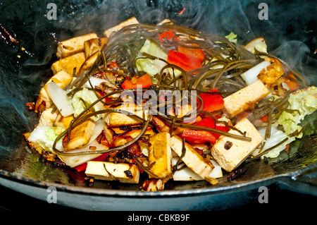 Les légumes dans un wok chinois Banque D'Images