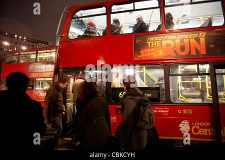 Les gens à bord de bus à impériale rouge la nuit London England uk united kingdom Banque D'Images