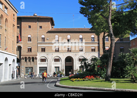 Palazzo della Provincia, gouvernement provincial building, Piazza Caduti per la Libertà, Ravenne, Émilie-Romagne, Italie, Europe Banque D'Images