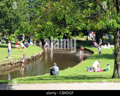 Des foules de gens se détendre et profiter de l'été la météo à Buxton pavilion gardens dans la campagne du Derbyshire en Angleterre Banque D'Images