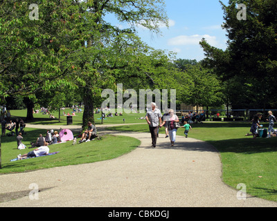 Des foules de gens se détendre et profiter de l'été la météo à Buxton pavilion gardens dans la campagne du Derbyshire en Angleterre Banque D'Images