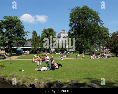 Des foules de gens se détendre et profiter de l'été la météo à Buxton pavilion gardens dans la campagne du Derbyshire en Angleterre Banque D'Images