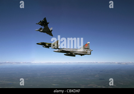 Saab Viggen 37 Quatre pompiers briser au-dessus du nord de la Suède. Banque D'Images