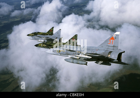 Vaxjo, Suède - Saab 37 Viggen quatre combattants de l'Armée de l'air suédoise. Banque D'Images