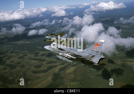 Vaxjo, Suède - Saab 37 Viggen quatre combattants de l'Armée de l'air suédoise. Banque D'Images