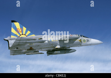 JA Saab 37 Viggen fighter de l'Armée de l'air suédoise au soleil de minuit la peinture. Banque D'Images